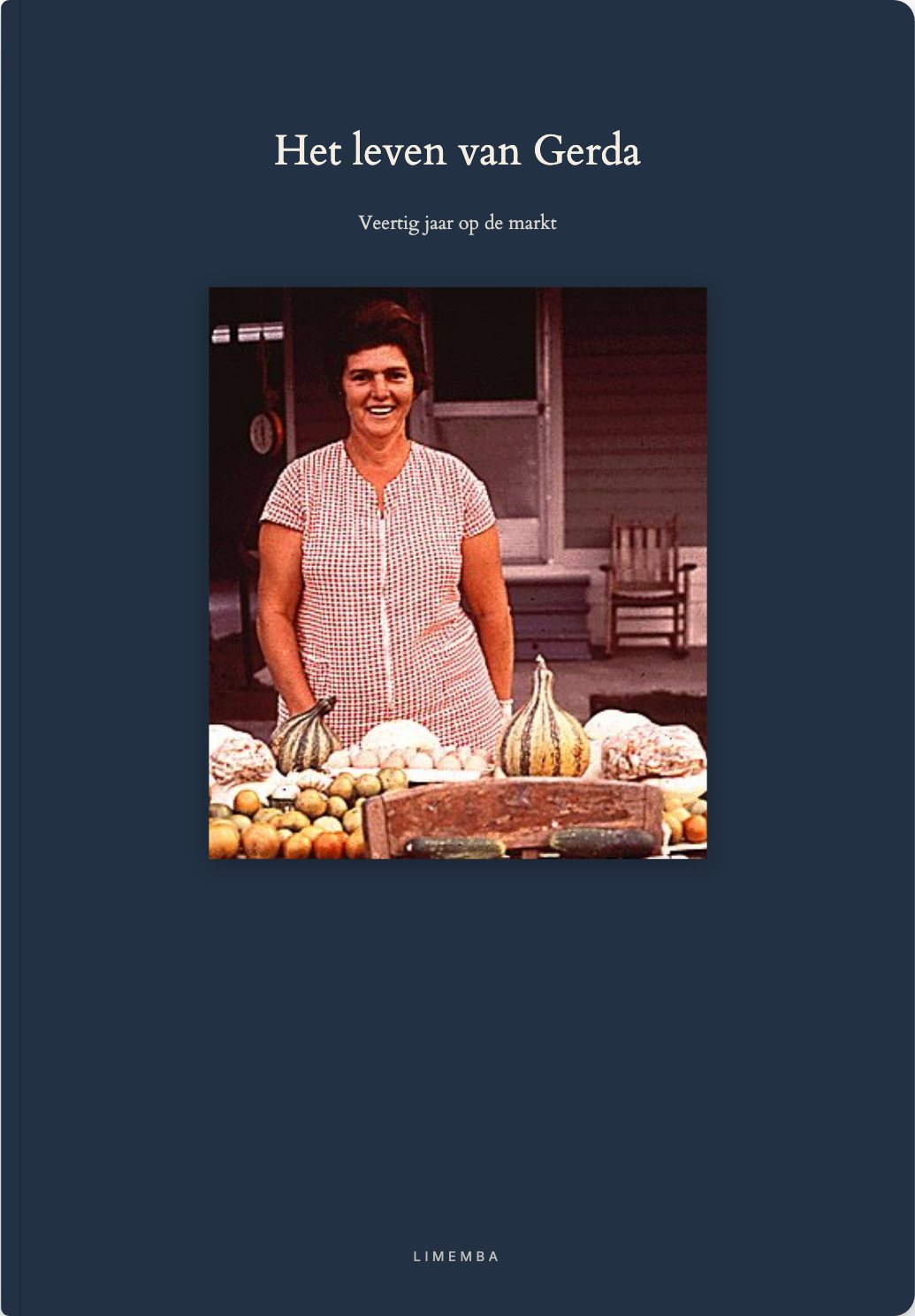 Omslag in nachtblauw met een kleurenfoto van een lachende vrouw achter haar marktkraam: Het leven van Gerda.