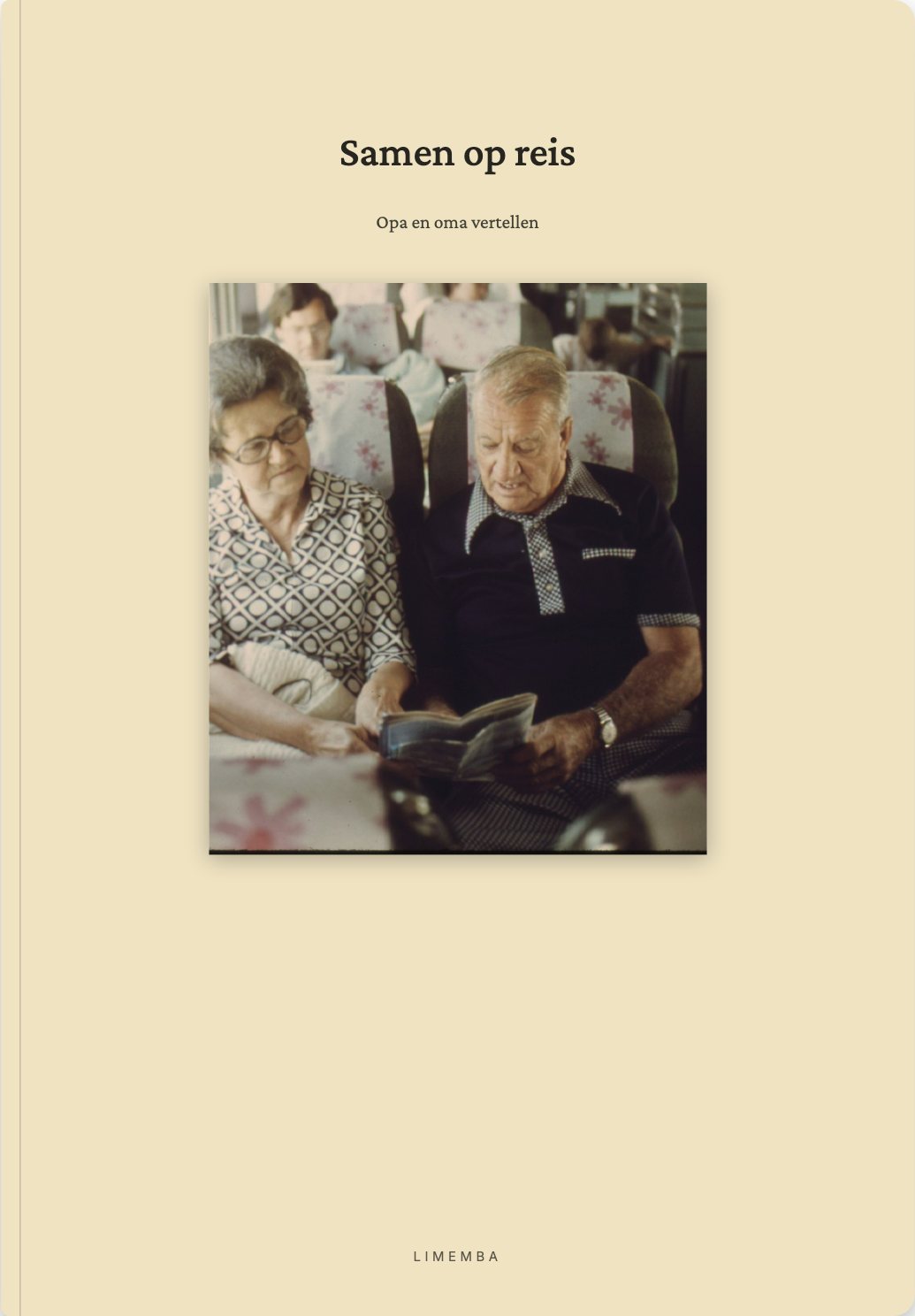 Omslag in zachtgeel met een kleurenfoto van een ouder echtpaar in de trein: Samen op reis.